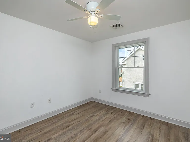 411 James St — Photo 44