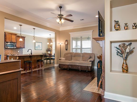 3rd image of 202 Crenshaw Dr
