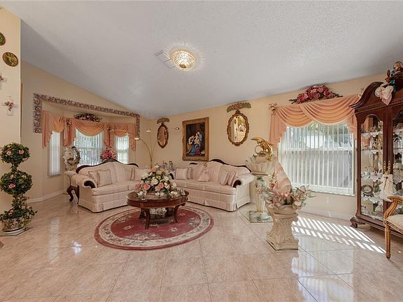 3rd image of 2644 Hawthorne Ln