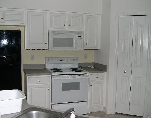 3rd image of 6941 Cohasset Cir