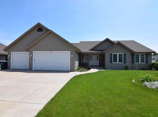 9770 S Bluegrass Pl, Oak Creek, WI 53154