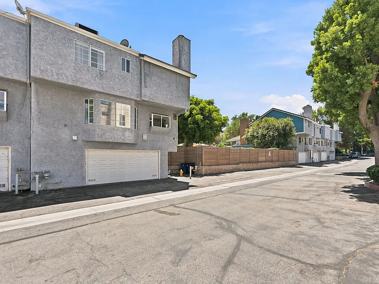 18721 Hatteras St #5 — Photo 29