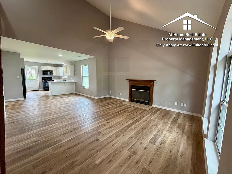 2717 Mayflower Dr — Photo 2