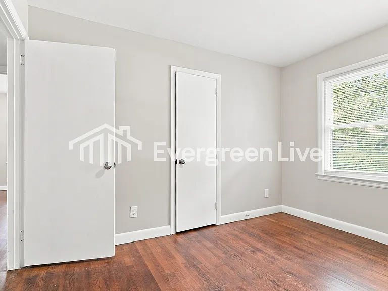 823 Williams St — Photo 4