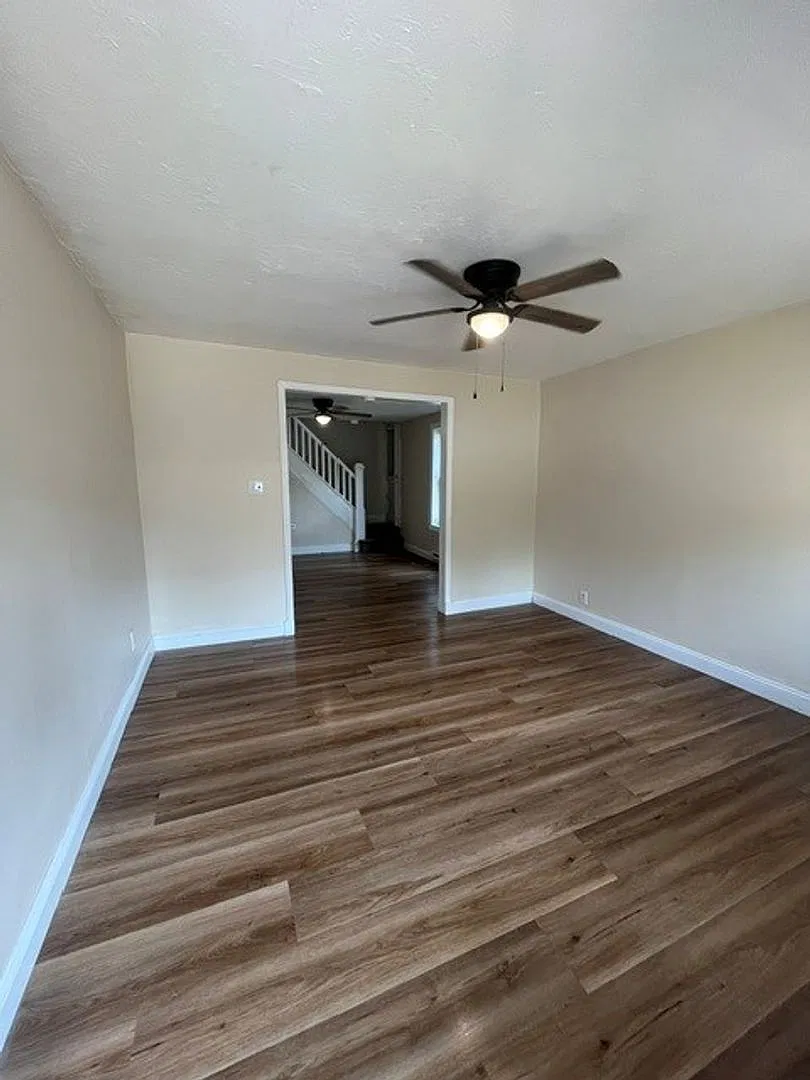 4 Bedroom 1 Bathroom — Photo 2