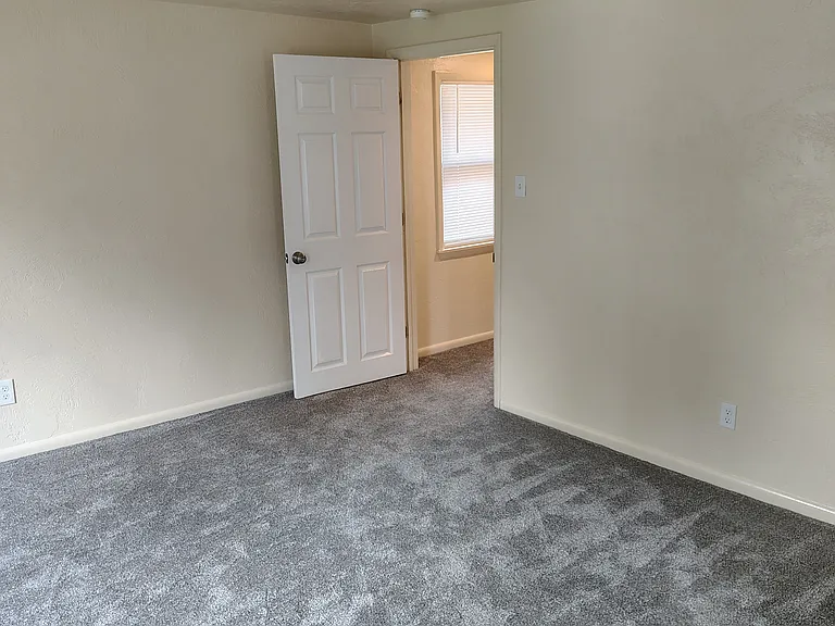 110 Laird St — Photo 10