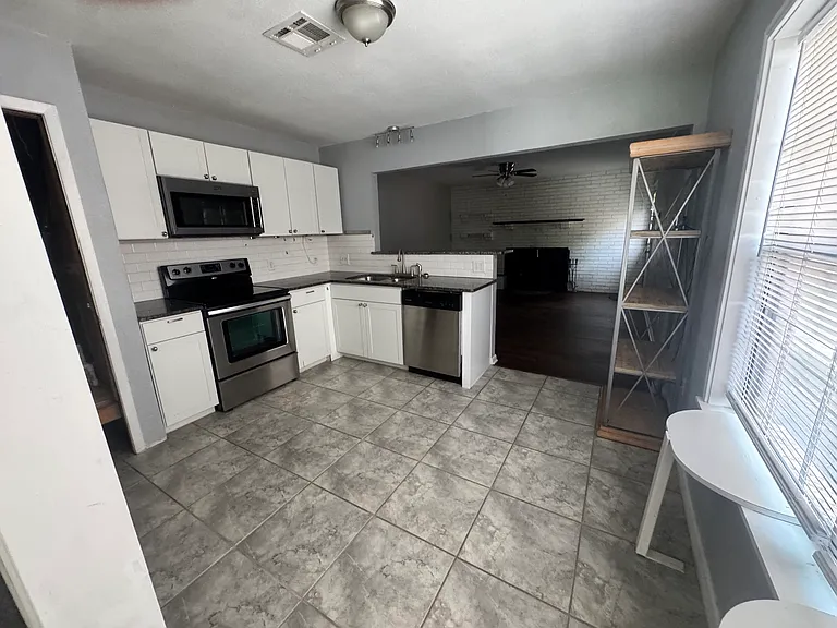 2953 Moffett Ave — Photo 10
