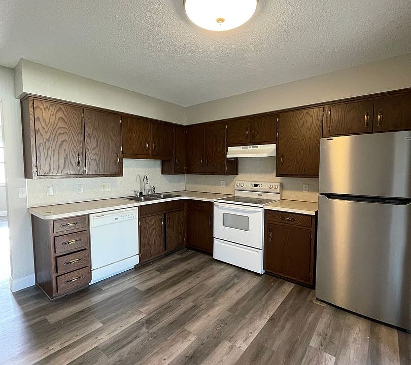 1st image of 905 Manor Dr #4