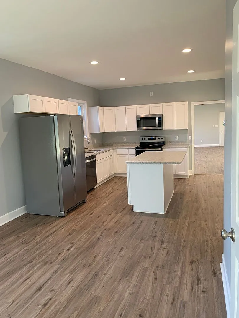 3 Bedroom 2.5 Bath with nice open yard! — Photo 3