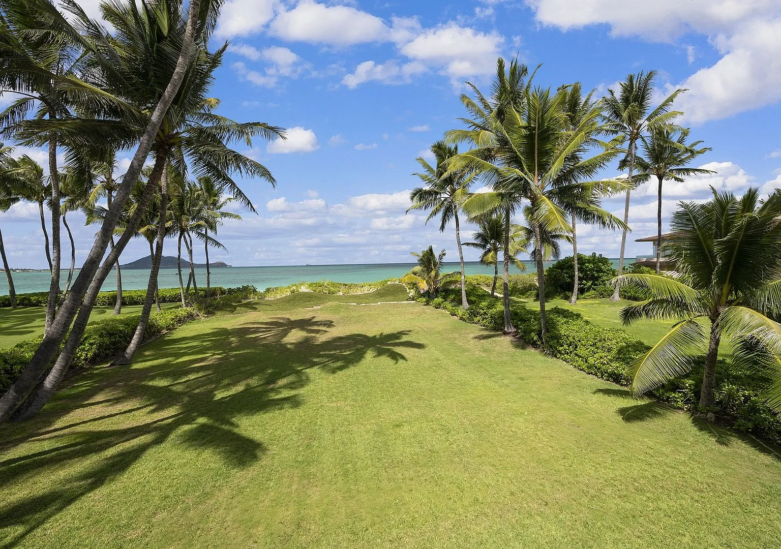 Ocean View Villa w/Beach as Backyard, Walk to Attractions: Kailua Hale Kahakai — Photo 3