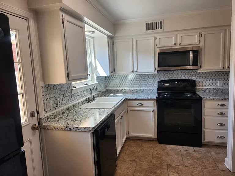 434 Longwood Ct #D — Photo 7