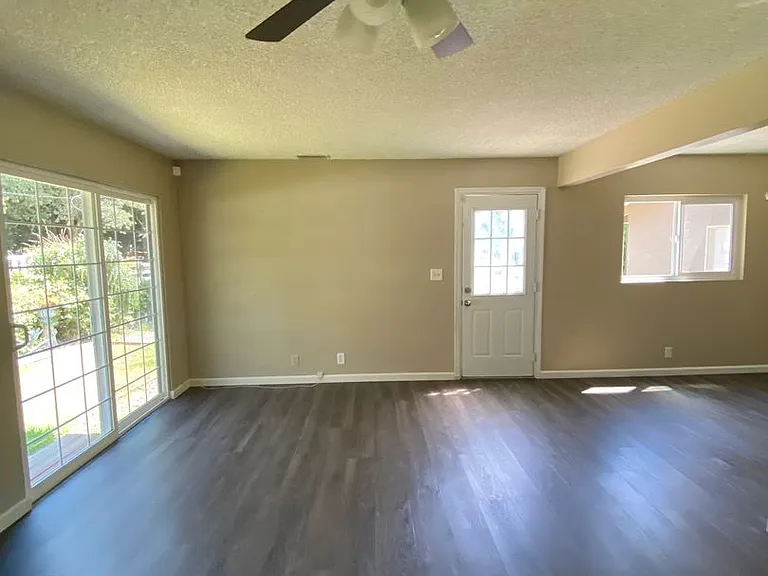 4558 Eileen Ln — Photo 6