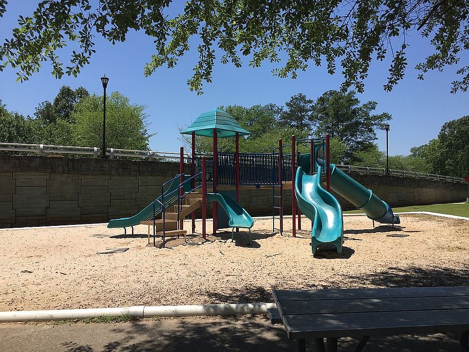 2nd image of 2583 Shannon Dr