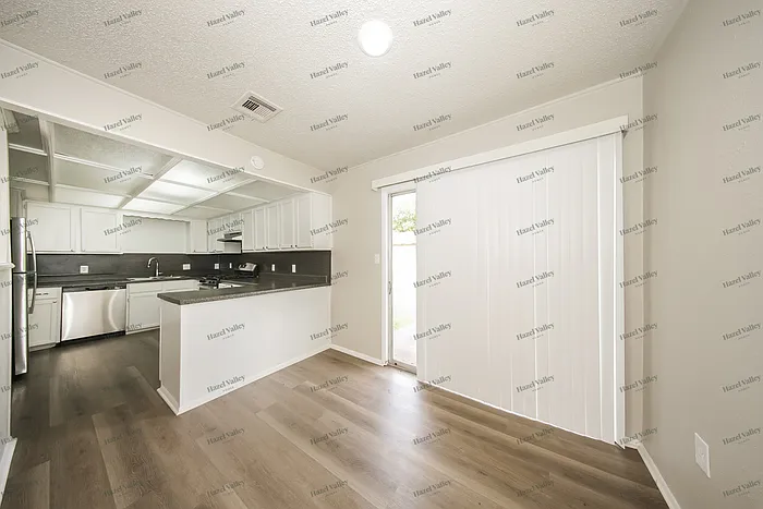 2401 Piccadilly Cir — Photo 5