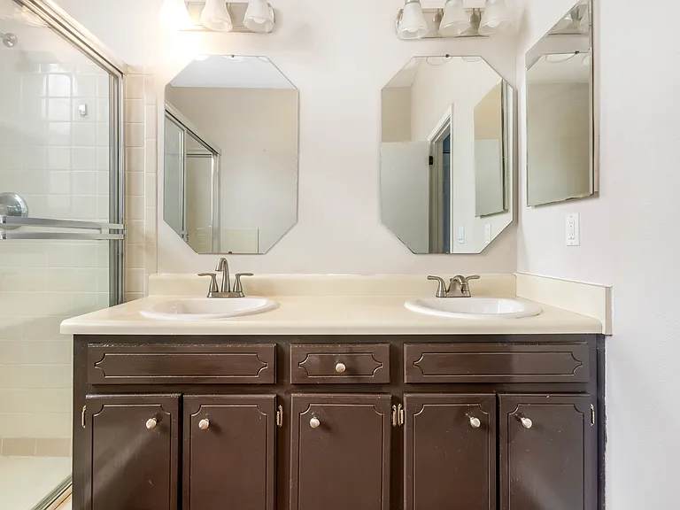 2060 Cambridge Cir — Photo 26