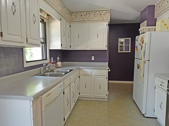 3rd image of 487 Floyd St