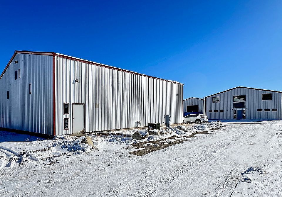 3 warehouses on 1 acre lot