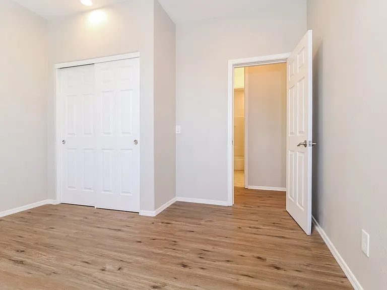 6114 S 30th Ln — Photo 11