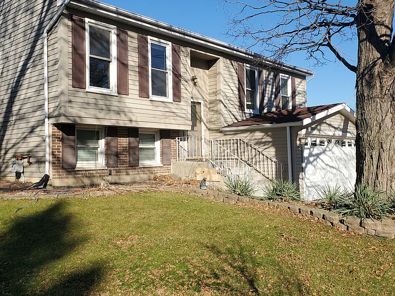 1120 Darby Ln — Photo 2