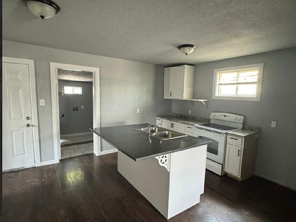 3rd image of 915 N San Marcos