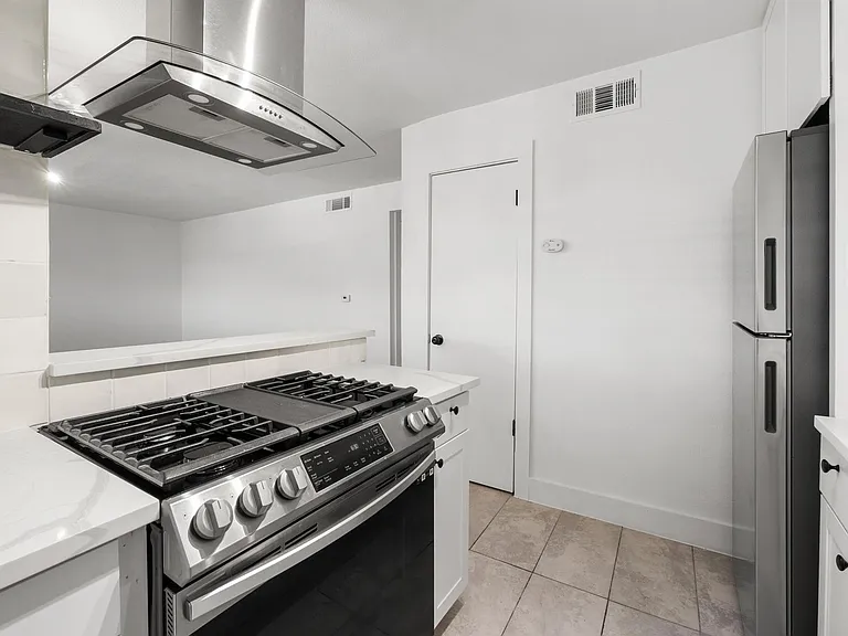 CrestHaus Apartments — Photo 11