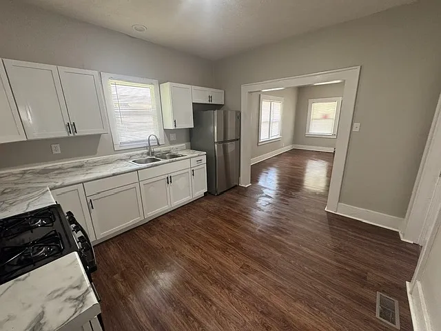 3 bed, 896 sqft, $1,500 — Photo 3