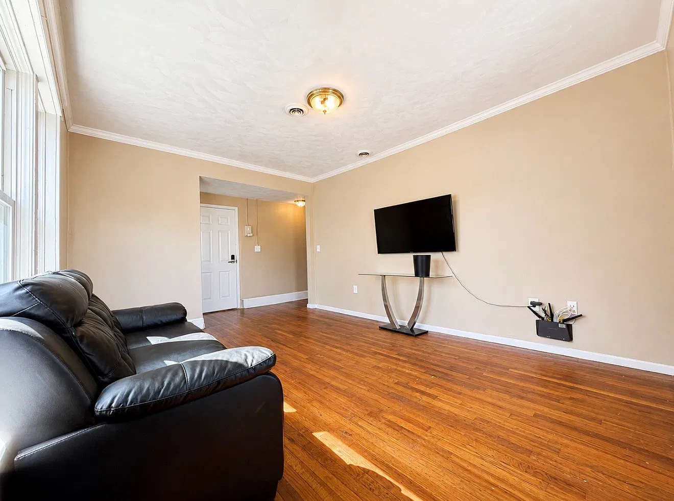 3 bed, 1.0 bath, 1000 sqft, $1,950 — Photo 4