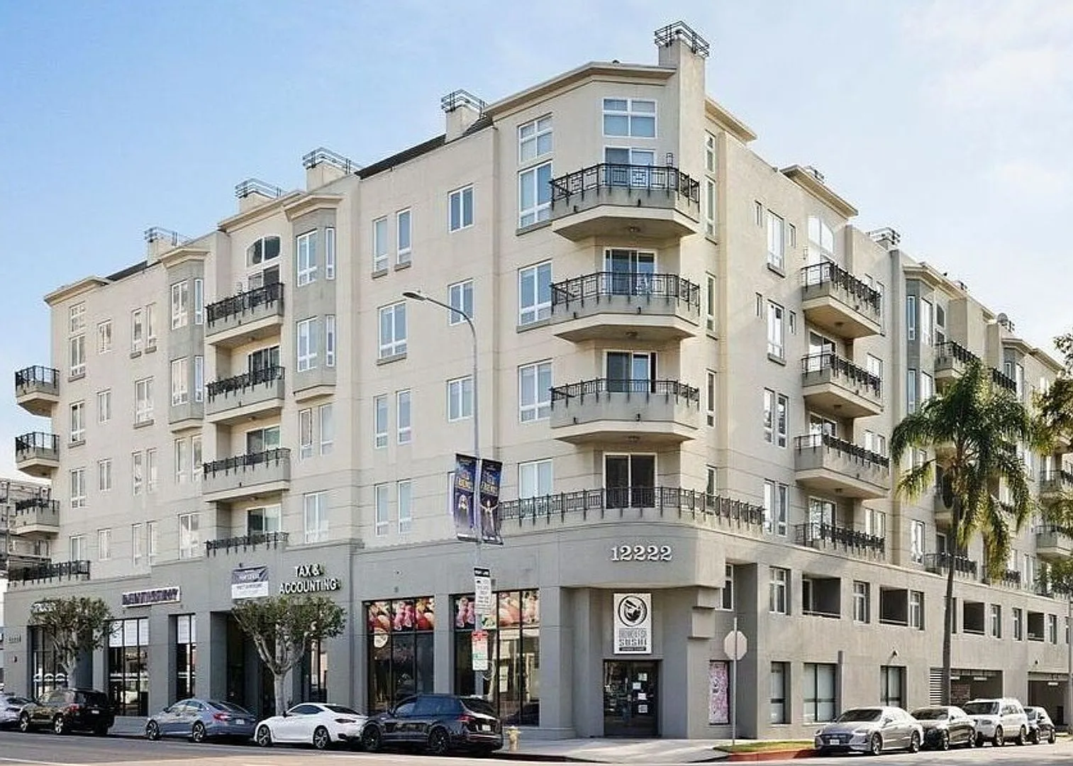 Ample 2 Bed 2 Bath in the Heart of West Los Angeles — Photo 1