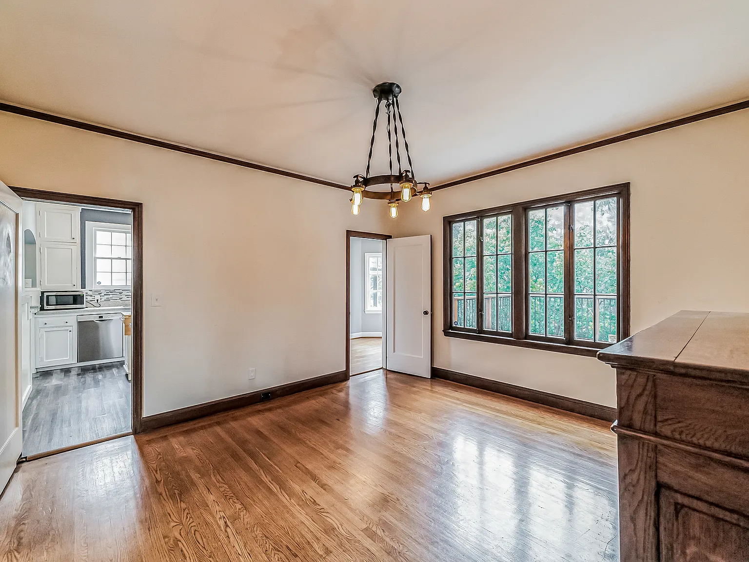 496 Crestlake Dr — Photo 4
