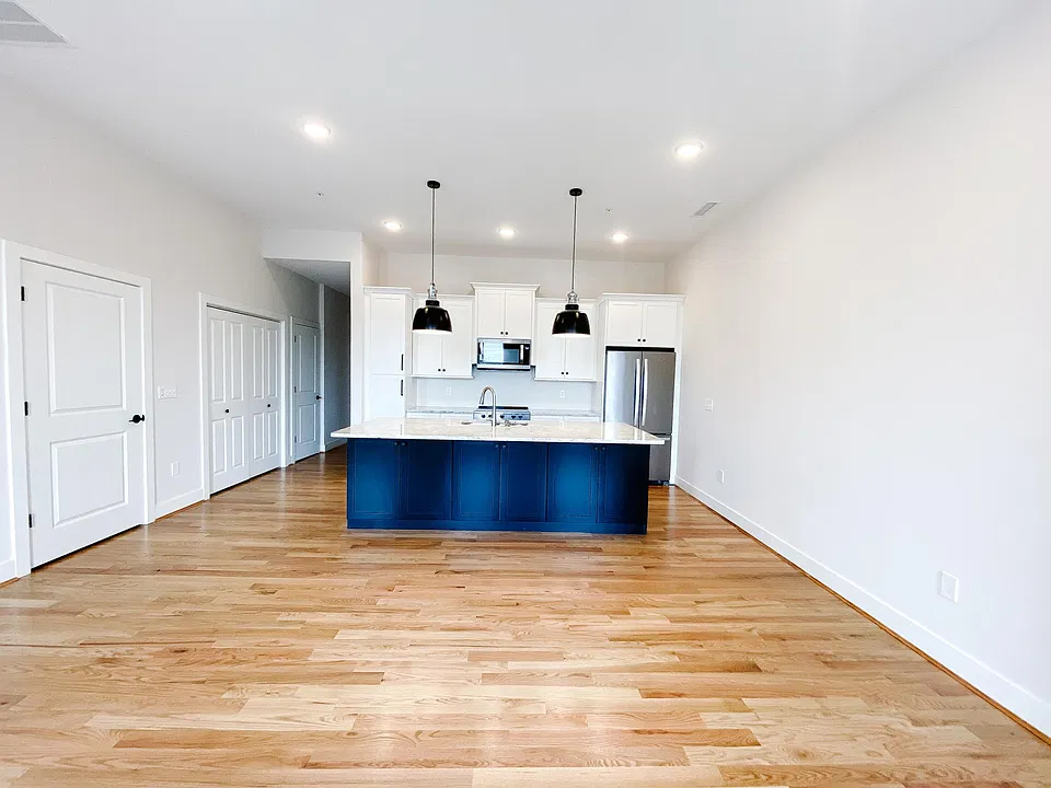 16 W 7th St #301