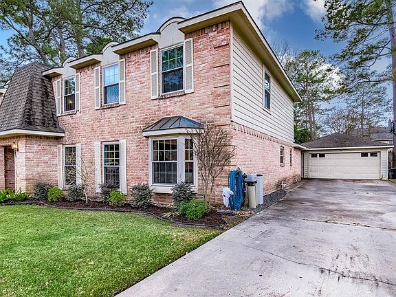 This home sits on a large lot with ample yard space in front and the back, landscaping, and well-maintained yard!