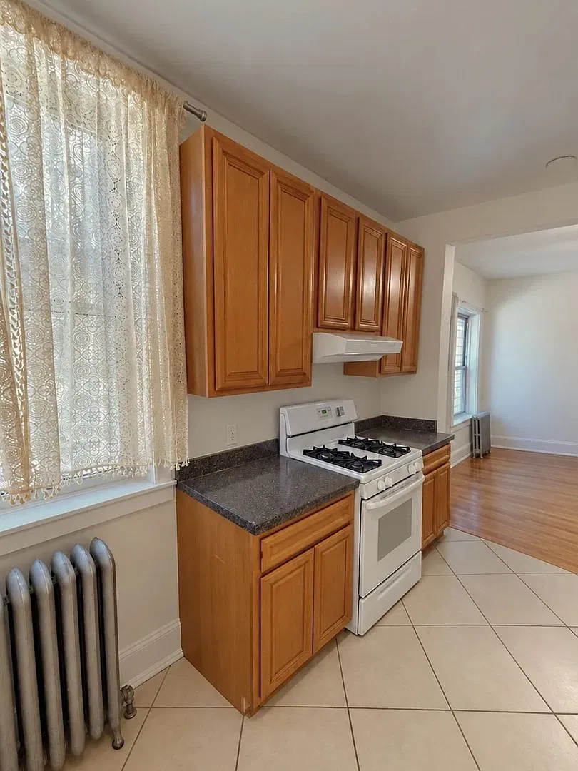 XL East Edgewater One Bed/One Bath - Pets Welcome - Walk to the Lake! — Photo 3