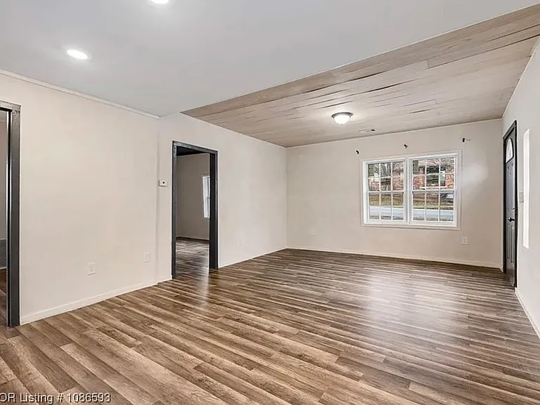 211 W Houston St — Photo 7