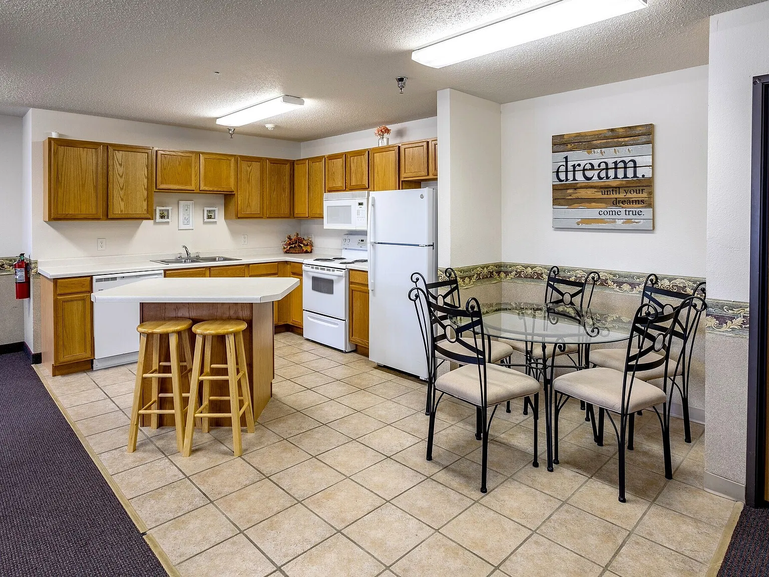 Silvercrest Apartments — Photo 1