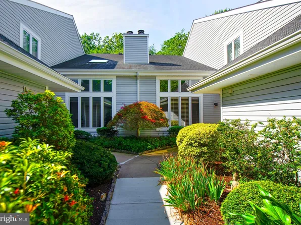 103 Sunshine Lakes Dr, Voorhees, NJ 08043