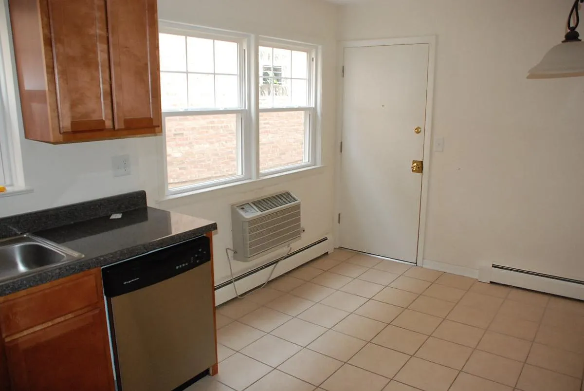 2 bed, 1000 sqft, $1,650 — Photo 2