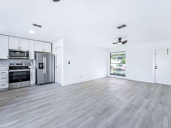 3rd image of 977 Winsome Rd