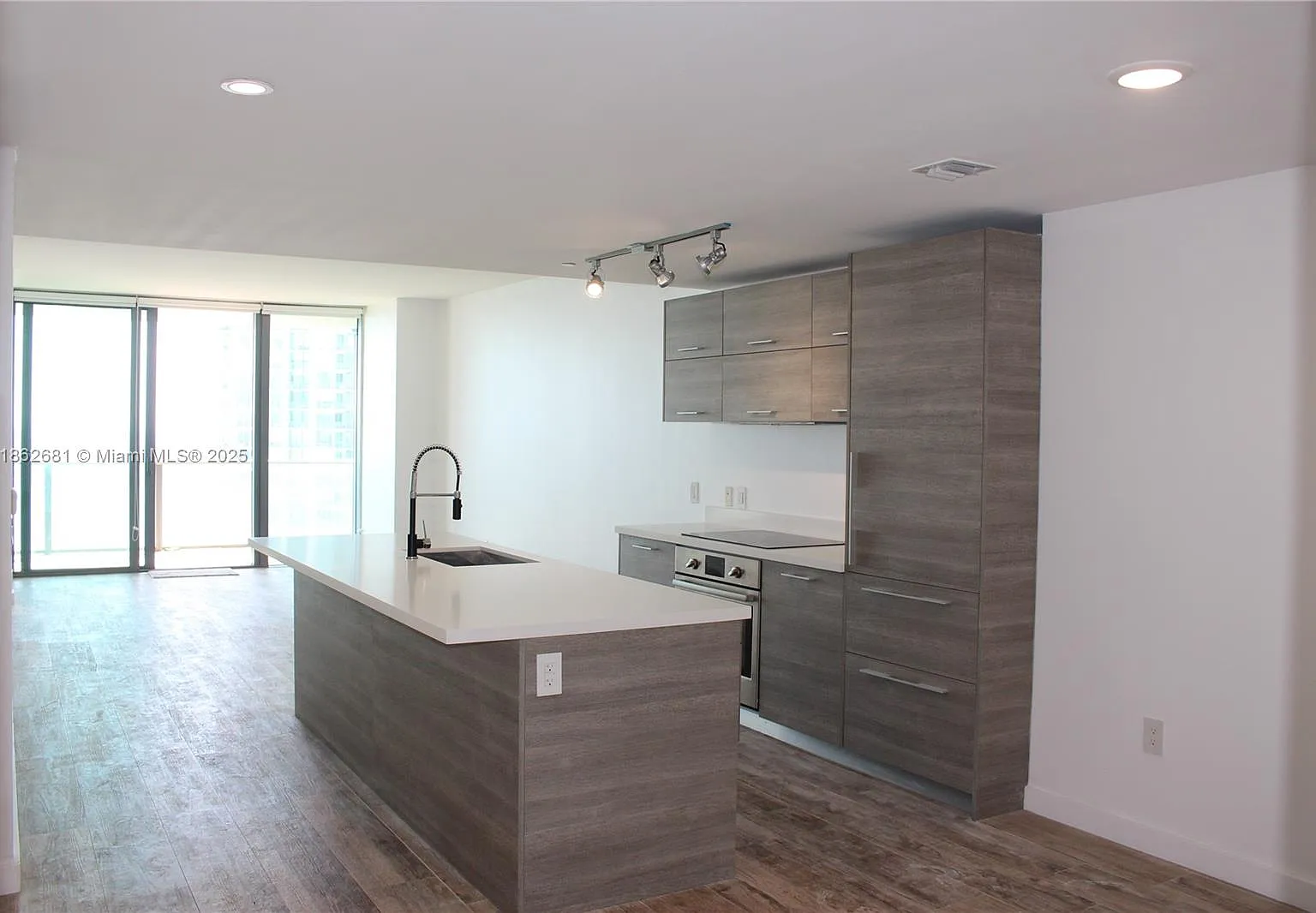 2 bed, 1198 sqft, $6,300 — Photo 4