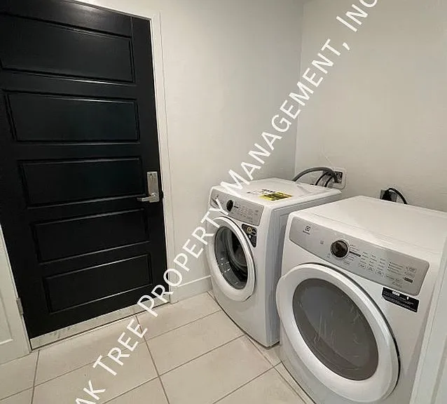 2863 E Tamarind Dr — Photo 8