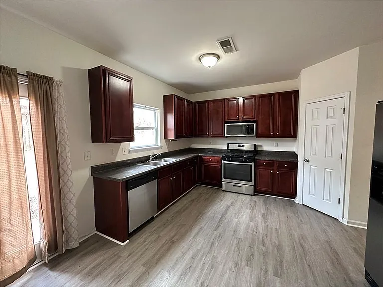 1335 Rocky Shoals Ln — Photo 3