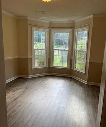 Dining room with bay window