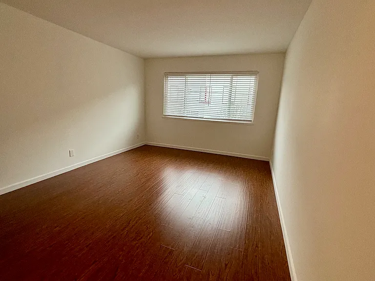 590 Baker St — Photo 2
