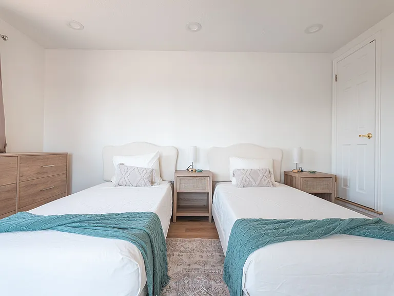 2 Twin XL beds in upstairs bedroom