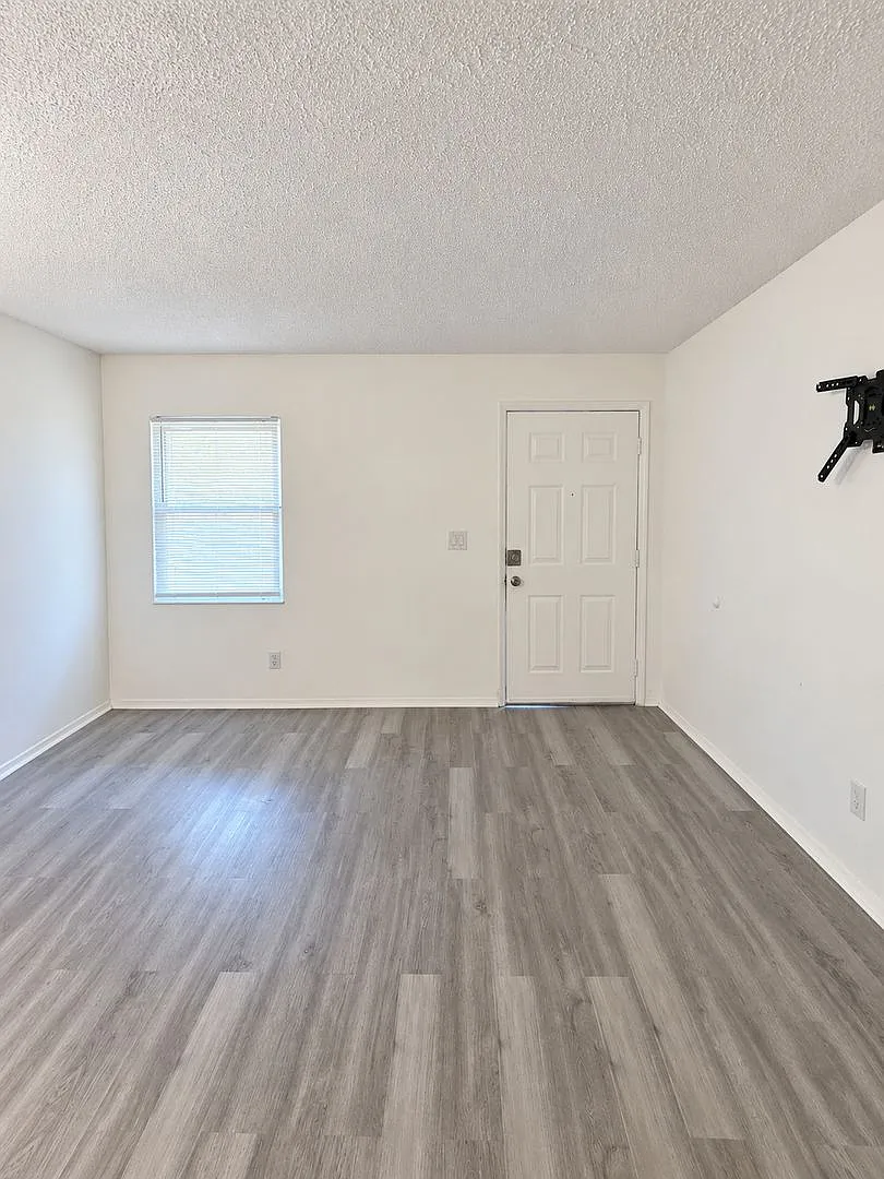 1-Bedroom Condo For Rent Or Sale | Gated Community Near The Hillsborough River — Photo 2
