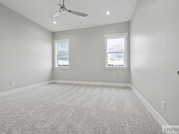 4th image of 472 Spruce Way