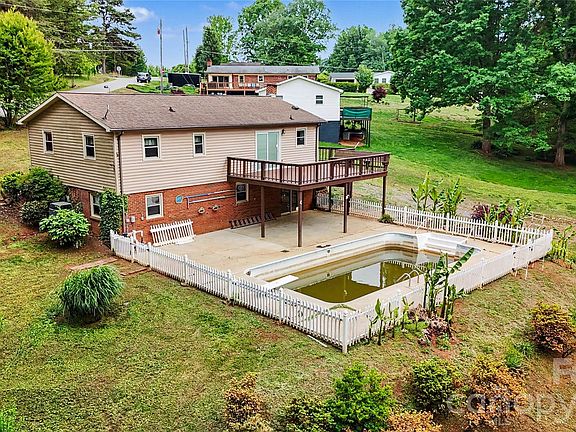 2nd image of 169 Hemingway Ln