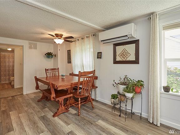Dining Room Looking Towards Hallway & Main Bathroom