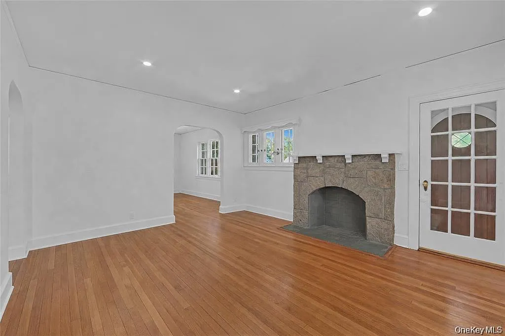 3 bed, 2.0 bath, 1587 sqft, $5,900 — Photo 2