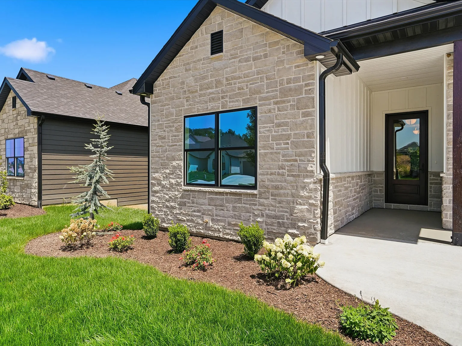 5 bed, 3.0 bath, 3118 sqft, $4,250 — Photo 2
