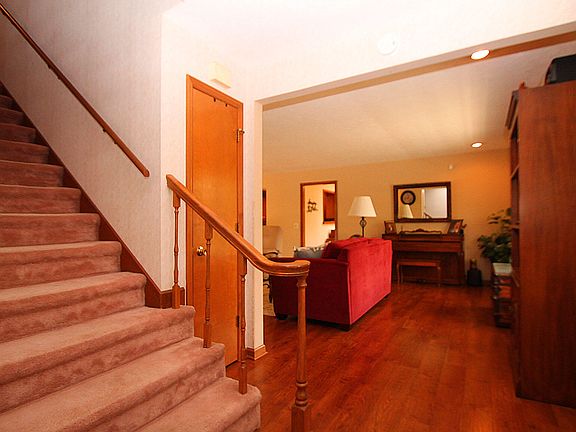 3rd image of 160 Brokenwood Ln